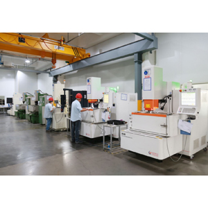 小型火花機(jī)加工車(chē)間